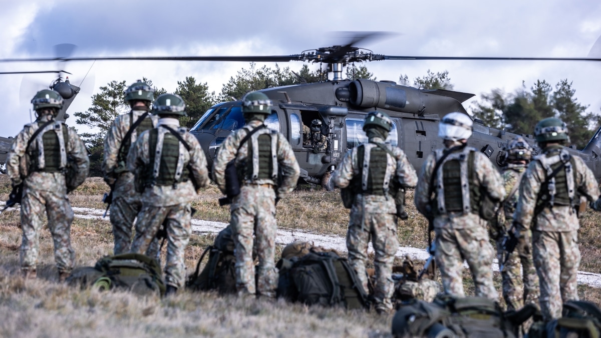 Soldiers from the Lithuanian KASP (National Volunteer Defence Forces) and members of the U.S. Army's 10th Special Forces Group prepare for mission