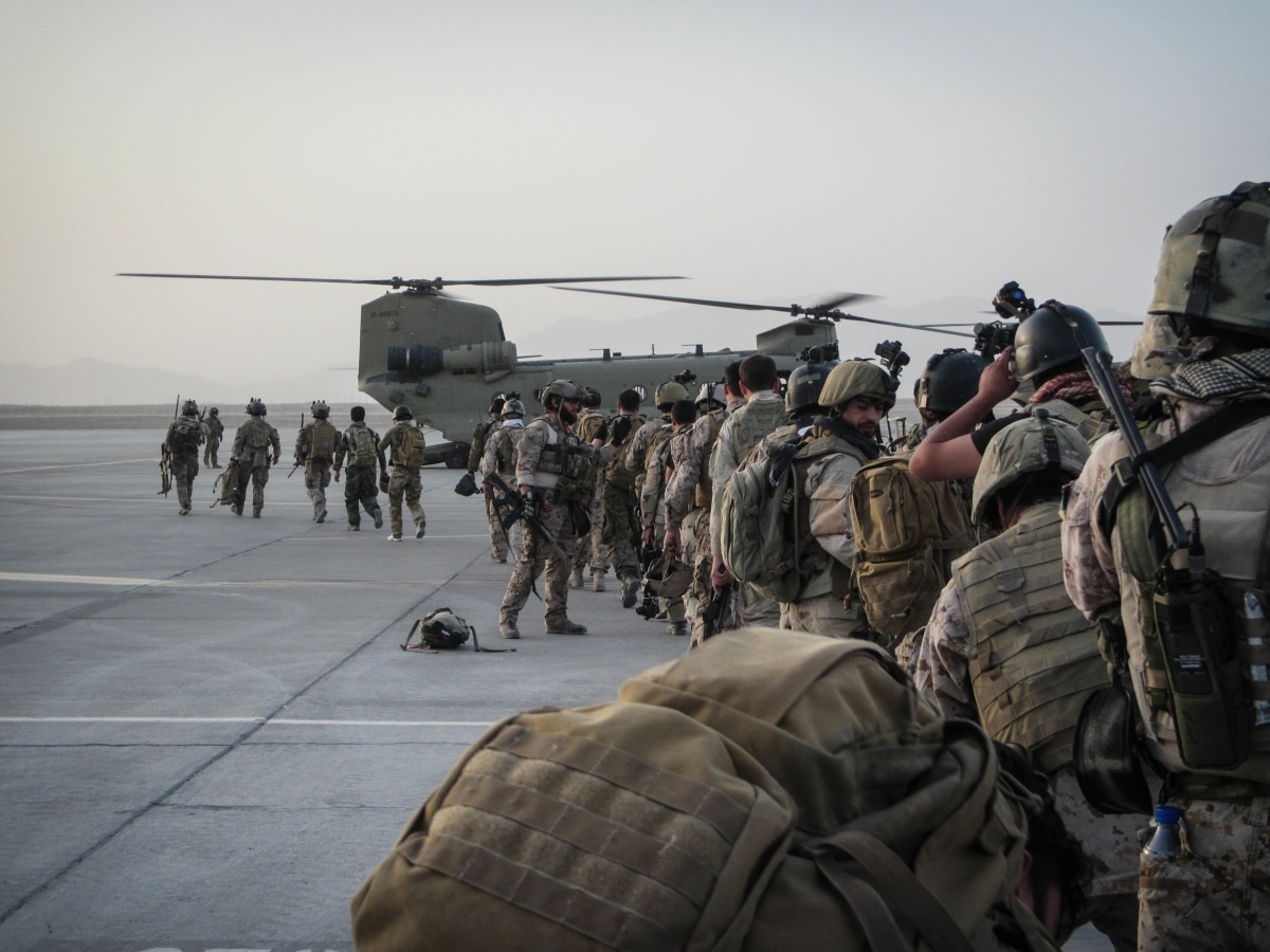 U.S. Special Forces Soldiers, attached to Special Operations Task Force-Afghanistan, alongside Afghan agents from the National Interdiction Unit, NIU, prepare to load onto CH-47 Chinook Helicopters