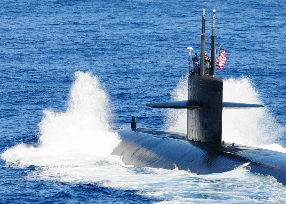 PACIFIC OCEAN (Dec. 10, 2010) The Los Angeles-class attack submarine USS Houston