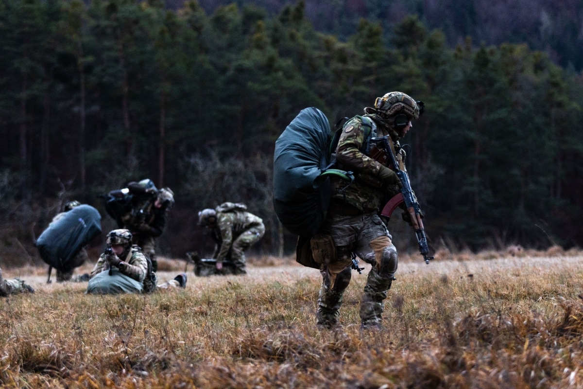 Ukrainian Special Forces Soldiers exfil a landing site during Exercise Combined Resolve 16 in Hohenfels, Germany