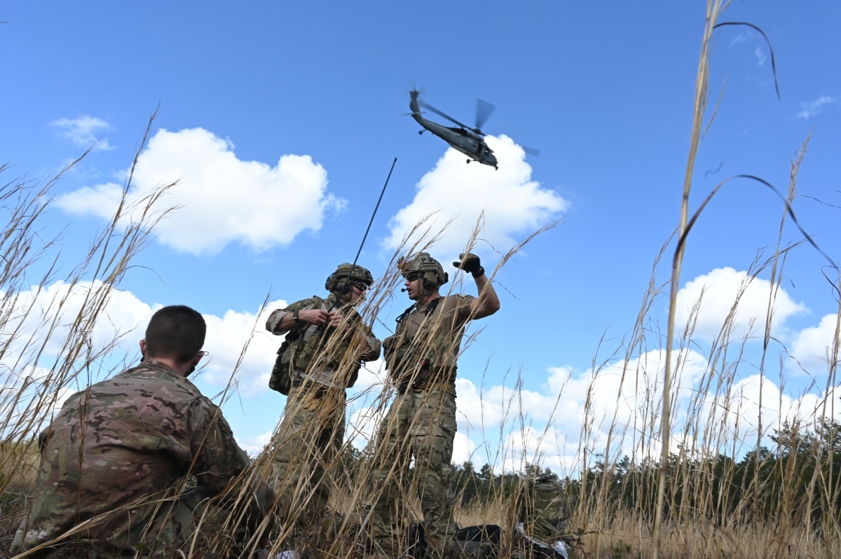 U.S. Air Force Special Tactics operators assigned to the 24th Special Operations Wing and a U.S. Navy MH-60 Sea Hawk from Helicopter Sea Combat Squadron Nine participate in a personnel recovery training mission during Emerald Warrior