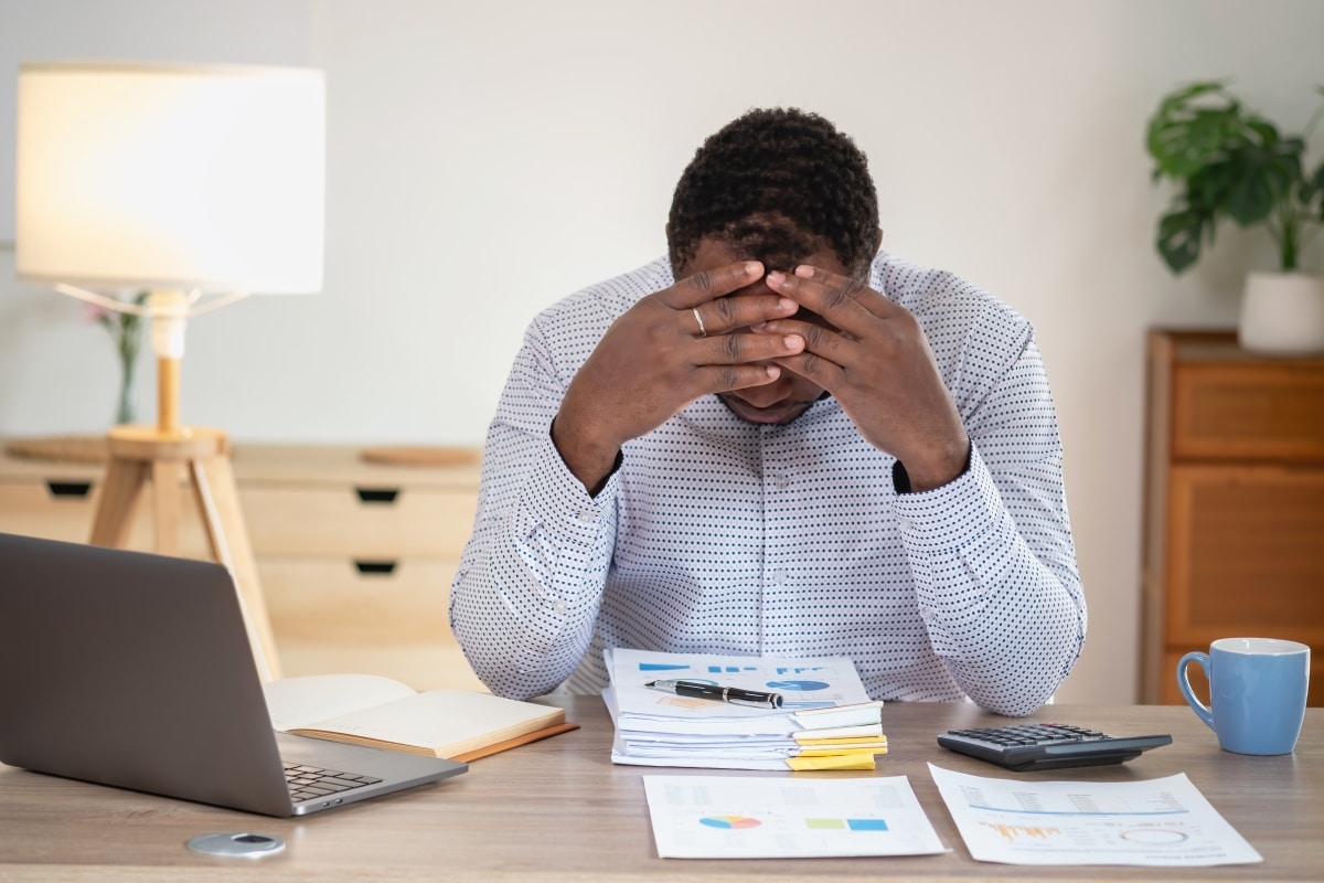 An American businessman with black skin in Africa feels uncomfortable at work and wrist pain is caused by the accumulated stress from failing to complete the job. and the body rests a little.