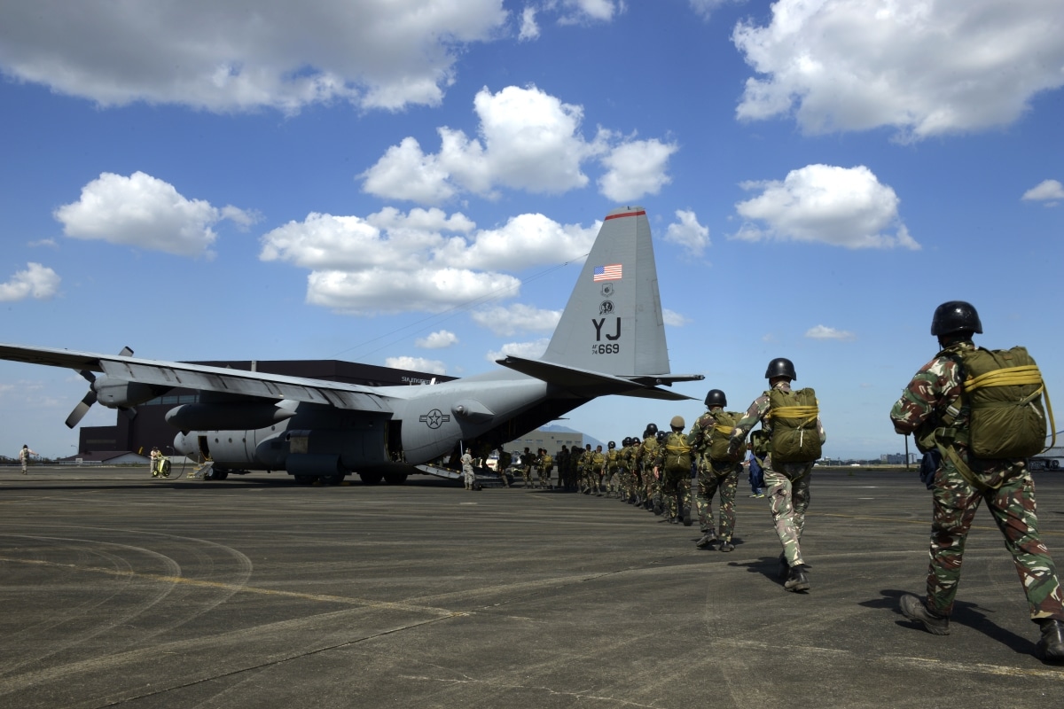 Philippine air force paratroopers board a U.S. Air Force C-130H from the 36th Airlift Squadron from Yokota Air Base, Japan, during Exercise Balikatan 2015 at Clark Air Base, Philippines