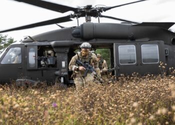 Ukrainian special forces and a U.S. Air Force JTAC exit a UH-60 Blackhawk helicopter during a raid at Exercise Combined Resolve 14 at Hohenfels