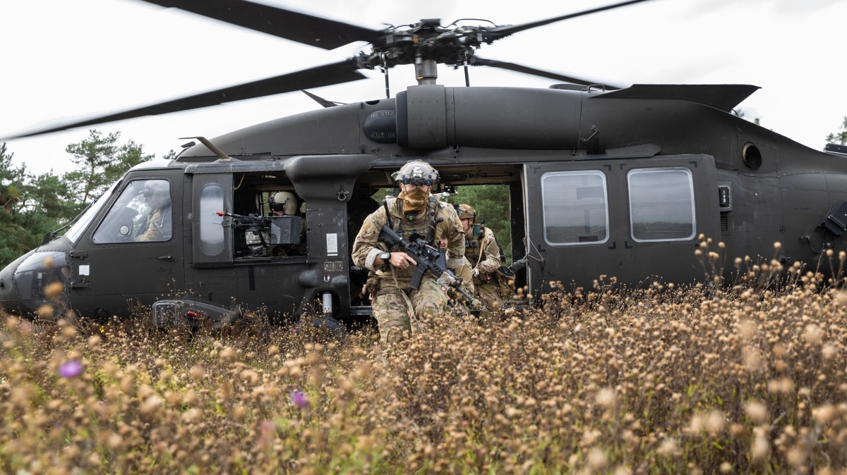 Ukrainian special forces and a U.S. Air Force JTAC exit a UH-60 Blackhawk helicopter during a raid at Exercise Combined Resolve 14 at Hohenfels