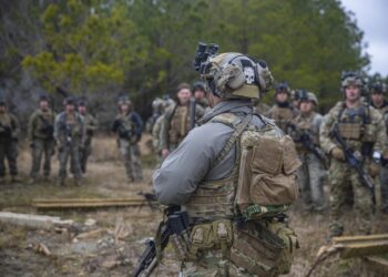 A U.S. Army Green Beret from 3rd Special Forces Group (3rd SFG) speaks to U.S Marines with 2d Battalion, 6th Marine Regiment, 2d Marine Division, before a Military Operations in Urban Terrain (MOUT) assault raid on Camp Lejeune