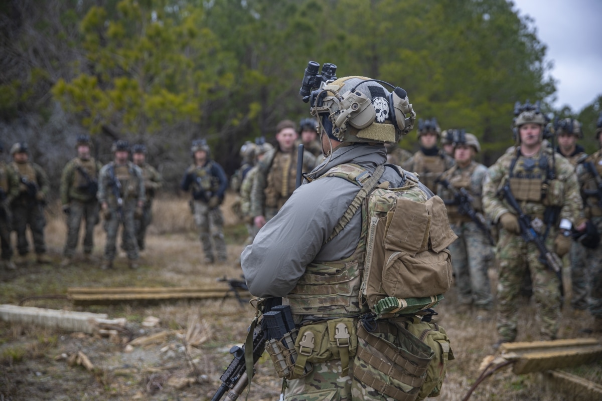 A U.S. Army Green Beret from 3rd Special Forces Group (3rd SFG) speaks to U.S Marines with 2d Battalion, 6th Marine Regiment, 2d Marine Division, before a Military Operations in Urban Terrain (MOUT) assault raid on Camp Lejeune