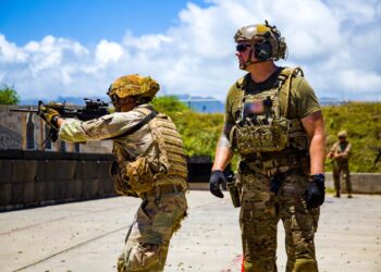 OAHU, Hawaii – A Green Beret with 1st Battalion, 1st Special Forces Group (Airborne), right, instructs a Soldier with 2nd Infantry Brigade Combat Team, 25th Infantry Division