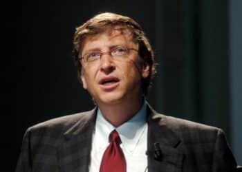MILAN, ITALY-NOVEMBER 18, 2004: Microsoft's founder and CEO Bill Gates attends the Futur Show convention, in Milan.
