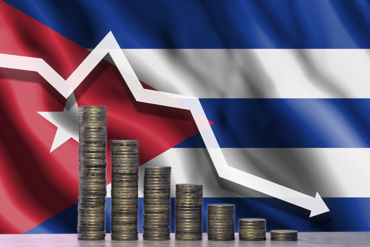 The graph of the fall. White arrow pointing down against the backdrop of coins and the flag of Cuba