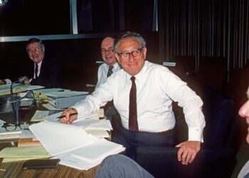 Washington DC, USA, January 6, 1983 Former Secretary of State Henry Kissinger, chairman of President Reagan's Bipartisan Commission on Central America, presides over a meeting at the State Department