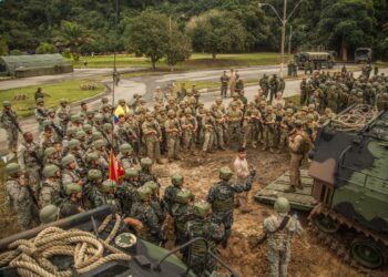 U.S. Marines with 4th Assault Amphibian Battalion, a unit based out of Tampa Bay, Florida, conduct a safety brief to Brazilian, Colombian, Peruvian, Chilean, Argentinian and Ecuadorian Marines before a ship-to-shore exercise during UNITAS LX on the Brazilian Marine Corps Base of Ilha do Governador