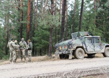 Members of the Ukrainian Army discuss best practices during Combined Resolve XIII at the Joint Multinational Readiness Center, Hohenfels, Germany, January 31, 2019. Combined Resolve XIII is the first time the Ukrainian PSYOPS team participated in the exercise (Photo by U.S. Army National Guard Sgt. Fiona Berndt)