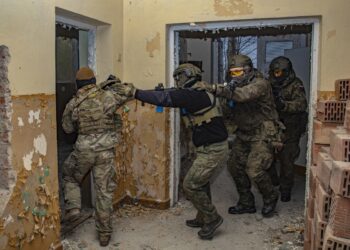 A team of Polish 1st Territorial Defence Brigade and U.S. Army National Guard soldiers clear a room during a training exercise in Sejny, Poland on November