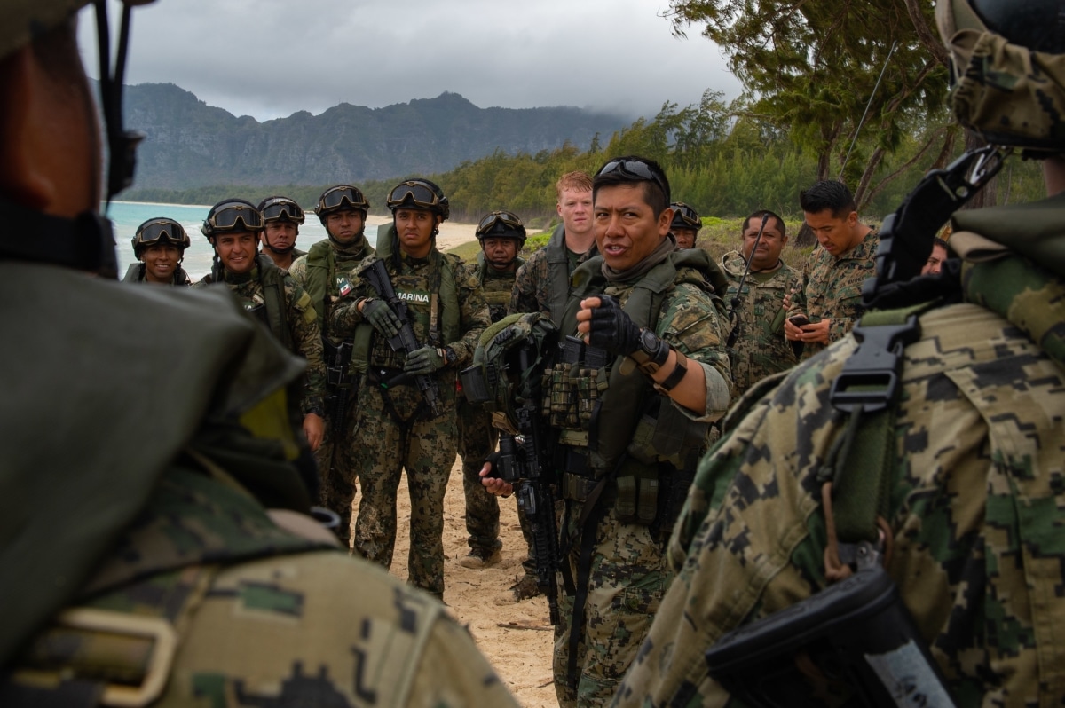 BELLOWS AIR FORCE STATION, Hawaii (July 18, 2022) Mexican Naval Infantry Capt. Isai Fernandez briefs his team during amphibious operations training with the U.S. Marine Corps at Bellows Beach during Rim of the Pacific