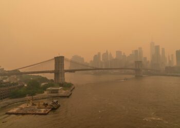 View on June 7, 2023 of hazy New York city skylines during bad air quality because smoke of Canadian wildfires brought in by wind