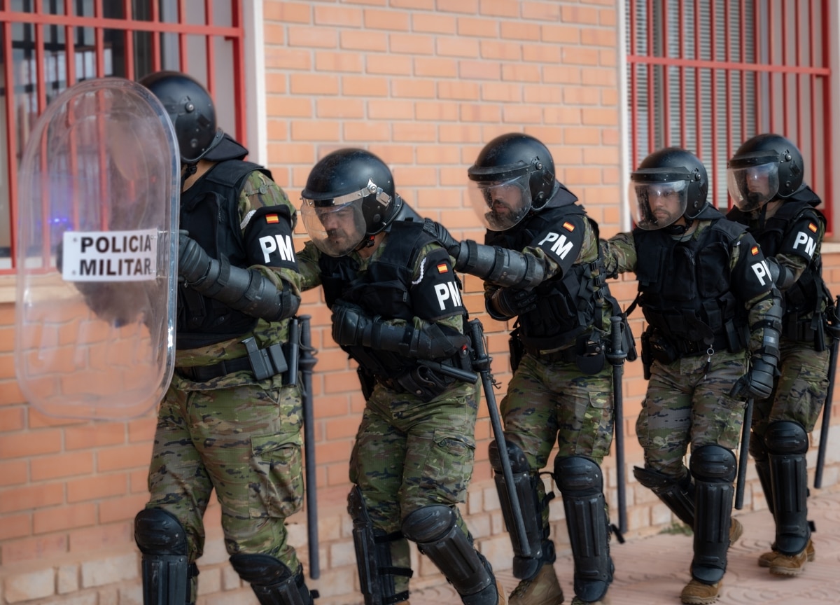 Spanish soldiers from the 1st Military Police Battalion based in Valencia demonstrate their capabilities to soldiers from the NATO Rapid Deployable Corps