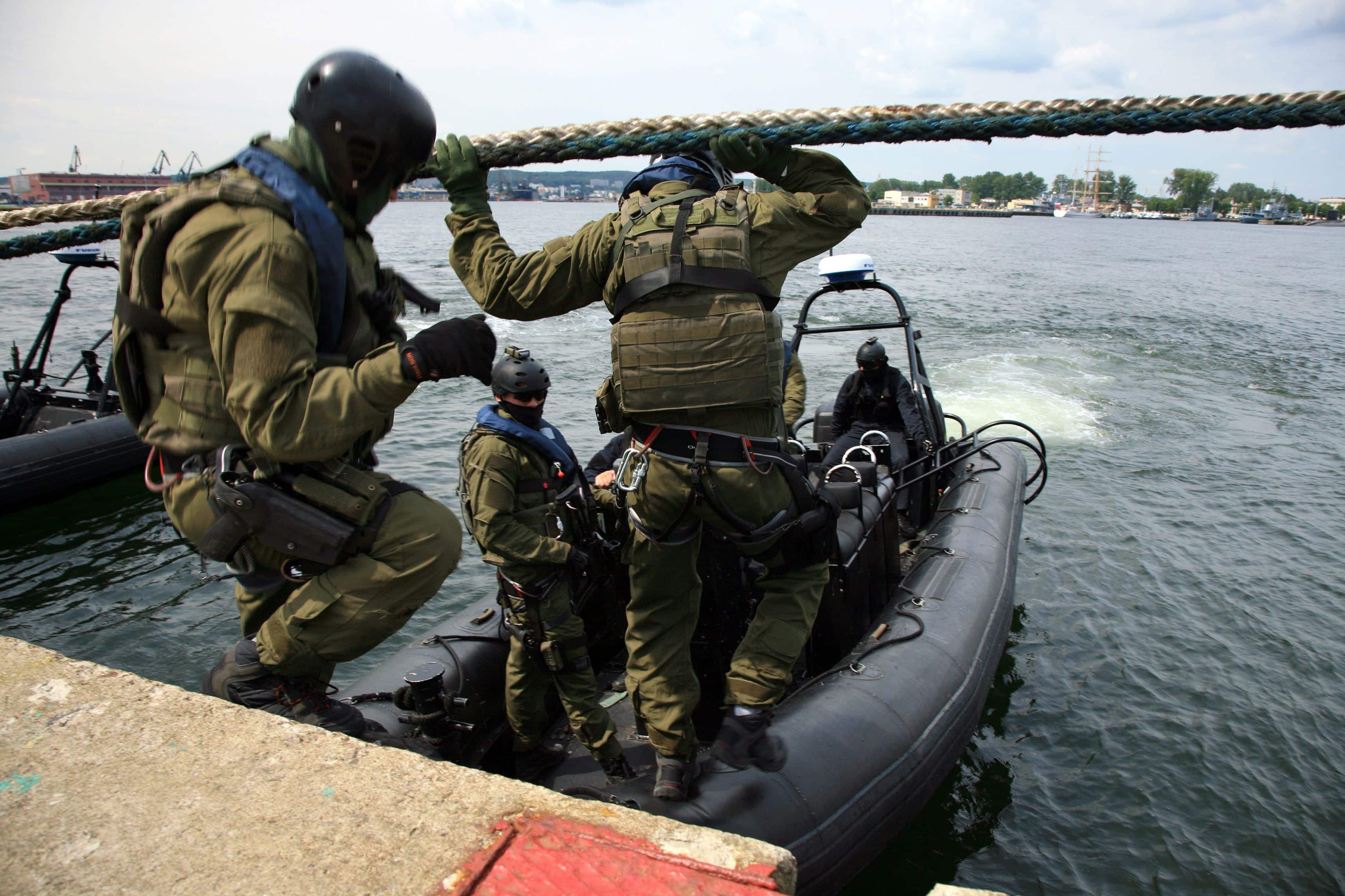 Boarding a ship – soldier. The Marine special forces to enter the ship to its search and hostage rescue – before training.