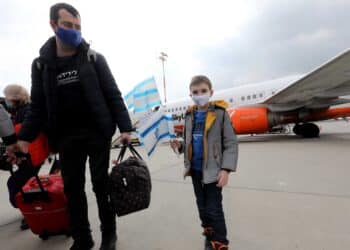 Ukrainian immigrants arrive at Tel Aviv Inter' Airport on February 20, 2022. Dozens of new immigrants from Ukraine arrived in Israel as tensions on the frontier between Ukraine and Russia.