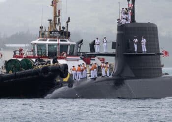 APRA HARBOR, Guam (Sept. 7, 2021) Japan Maritime Self-Defense Force submariners prepare to moor the submarine JS Ōryū (SS-511), alongside the submarine tender USS Frank Cable (AS 40) for a touch-and-go exercise, Sept. 7. Frank Cable, forward-deployed to the island of Guam, repairs, rearms, and reprovisions submarines and surface vessels in the Indo-Pacific region. (U.S. Navy photo by Mass Communication Specialist 3rd Class Henry X. Liu/Released)
