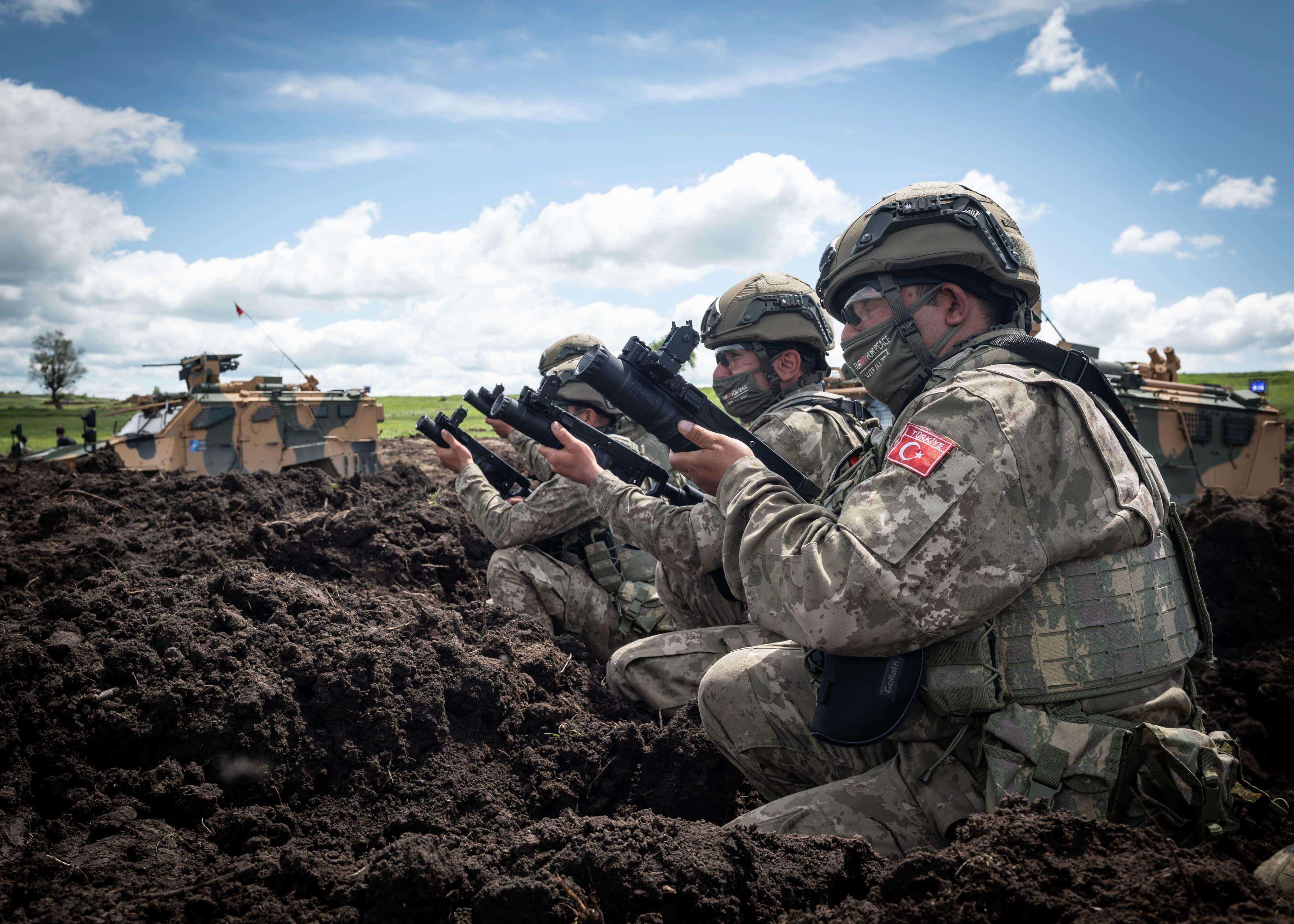 CINCU, Romania –Soldiers from the Turkish Army SPH Battalion conduct a live fire exercise with the AK40-GL Bombaatar during Exercise Steadfast Defender 2021.