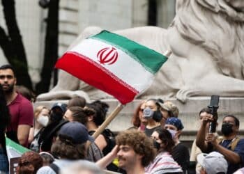 Iranian Youth Form Human Chains Around Power Plants Ahead of Trump’s Ceasefire Deadline