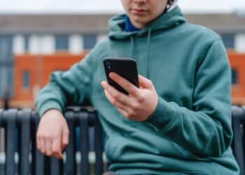 Federal Age Verification Bill Targets Every U.S. Operating System as Open-Source Linux Fights Back