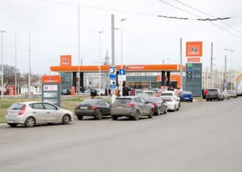 Ukrainian Strikes Force Russian-Held Crimea to Halt Civilian Fuel Sales